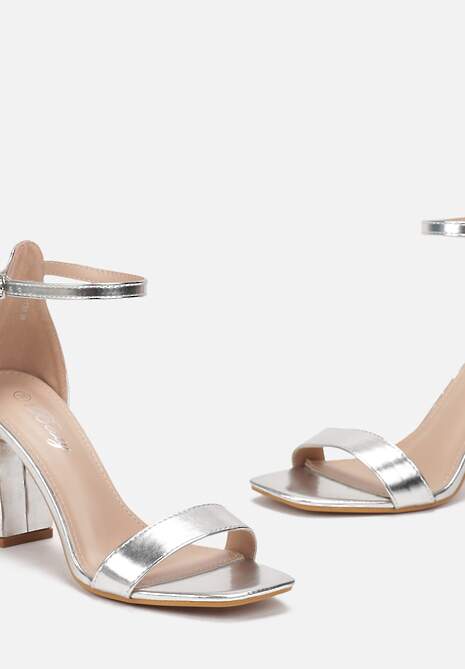 Srebrne Sandały na Słupkowym Obcasie z Kwadratowym Noskiem Cascarise