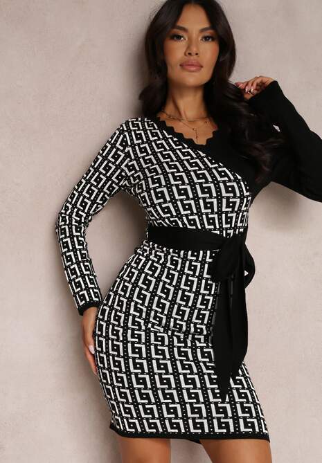 Czarno-Biała Sukienka Dzianinowa w Geometryczny Wzór z Kopertowym Dekoltem Qurrat