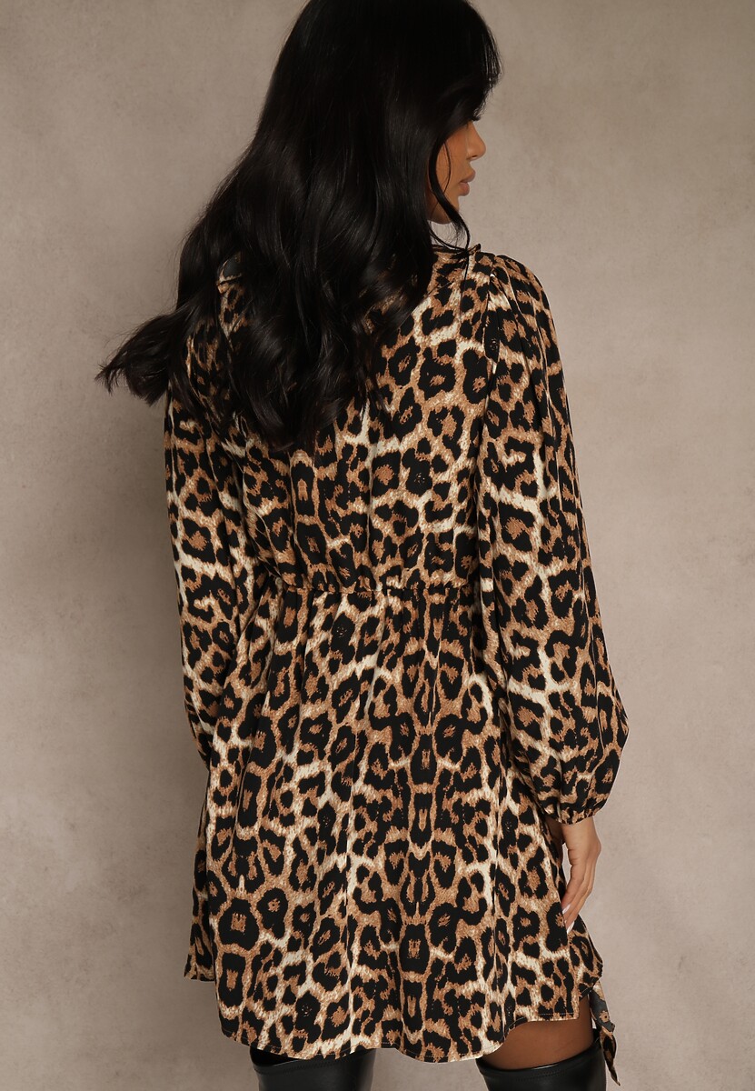 Panterkowa Sukienka Vices o Rozkloszowanym Kroju z Falbanami przy Dekolcie Resarina