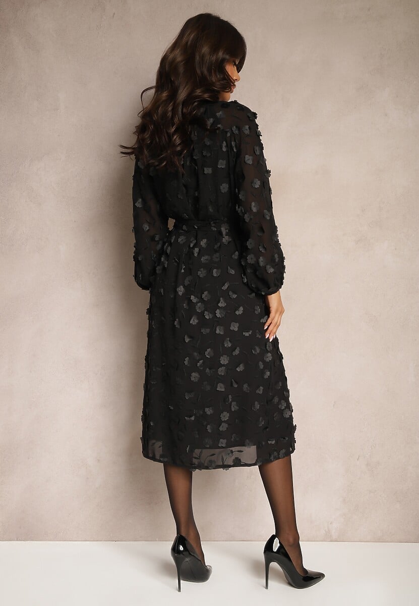 Czarna Sukienka o Trapezowym Kroju z Paskiem Guzikami przy Dekolcie i Aplikacjami 3D Etinlia