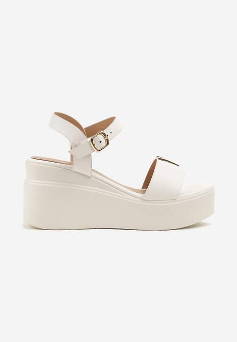 Białe Sandały na Koturnie Ozdobione Metalową Aplikacją Galivenna