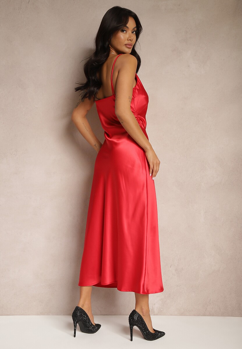 Czerwona Satynowa Sukienka Ozdobiona Cyrkoniami i Lejącym Dekoltem Mesalttia