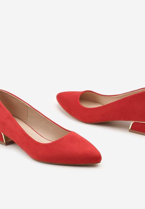 Czerwone Czółenka na Słupku Ozdobione Metaliczną Ozdobą Panesha