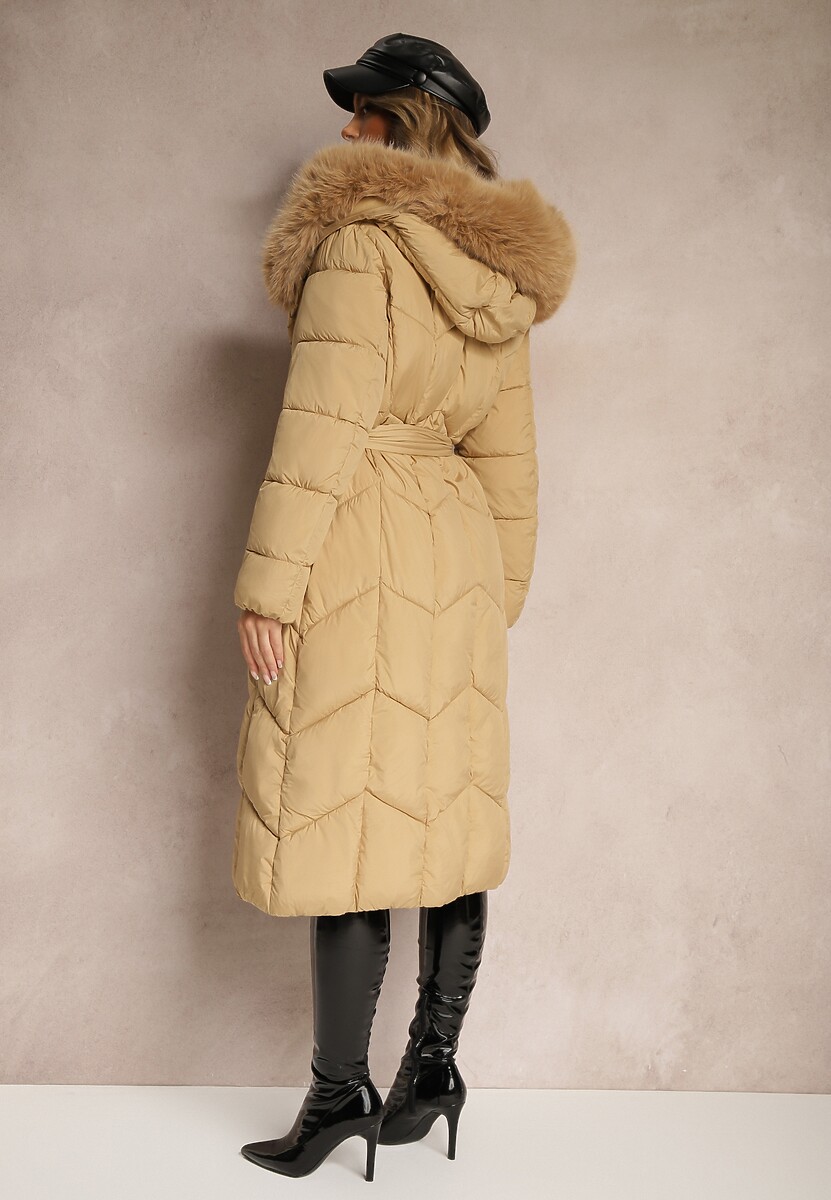 Beżowa Długa Kurtka o Pikowanym Kroju z Kapturem i Odpinanym Futerkiem Ozdobiona Paskiem Vamimora