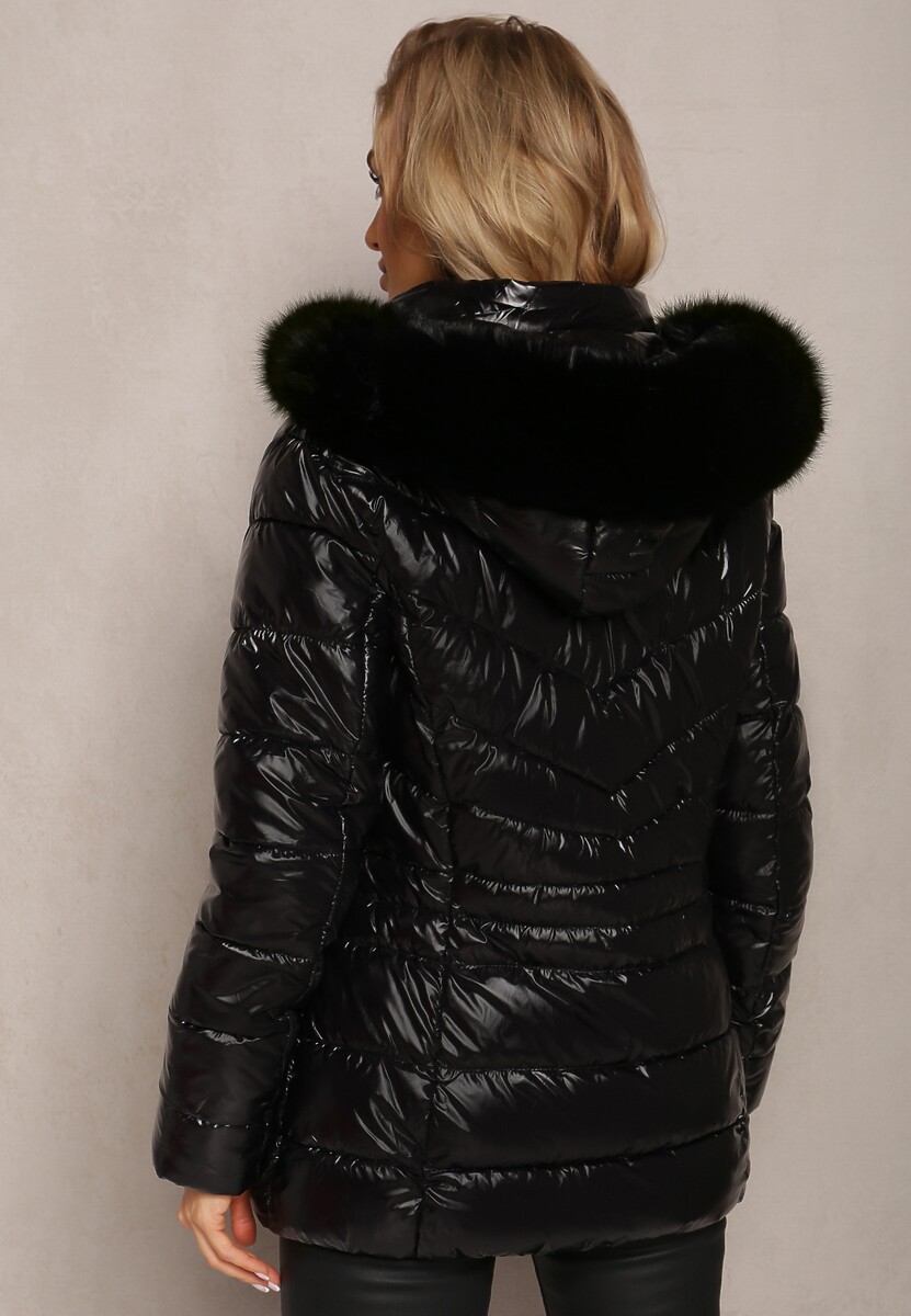 Czarna Pikowana Kurtka z Lekko Błyszczącym Efektem Ozdobiona Futerkiem Secire
