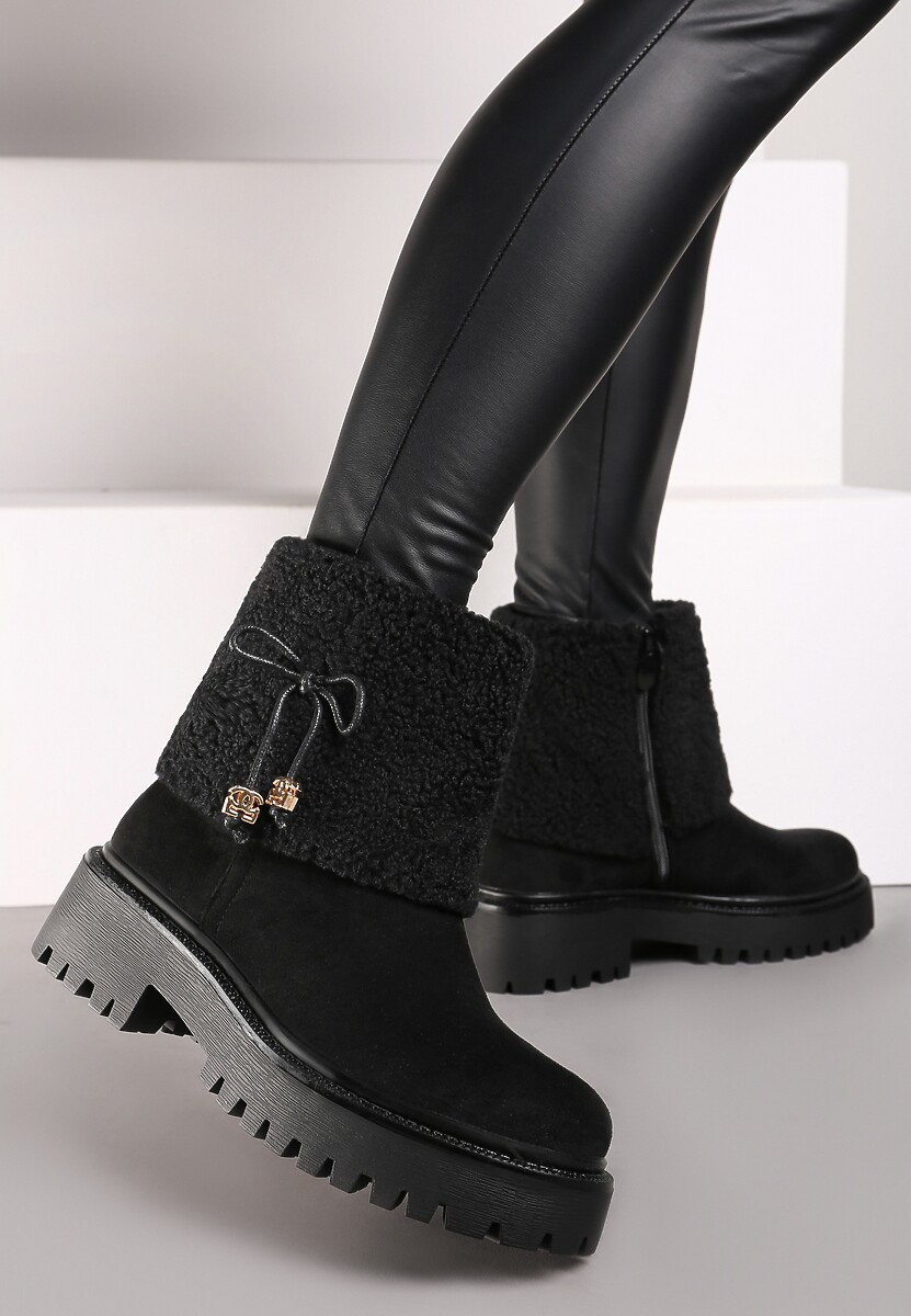 Czarne Futerkowe Botki na Grubej Podeszwie z Cholewką Imitującą Nogawkę z Kokardką Neralima