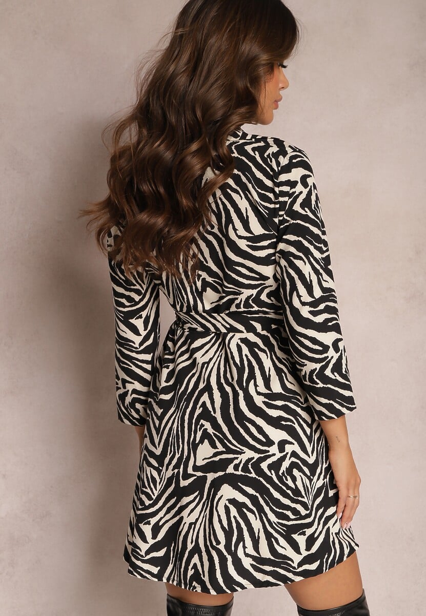 Czarno-Biała Sukienka Mini w Zwierzęcy Wzór z Trójkątnym Dekoltem i Wiązaniem w Talii Vidan