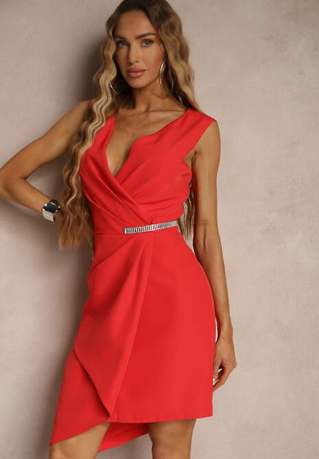 Czerwona Sukienka Vices o Dopasowanym Asymetrycznym Kroju z Metalicznym Detalem Tolmarea