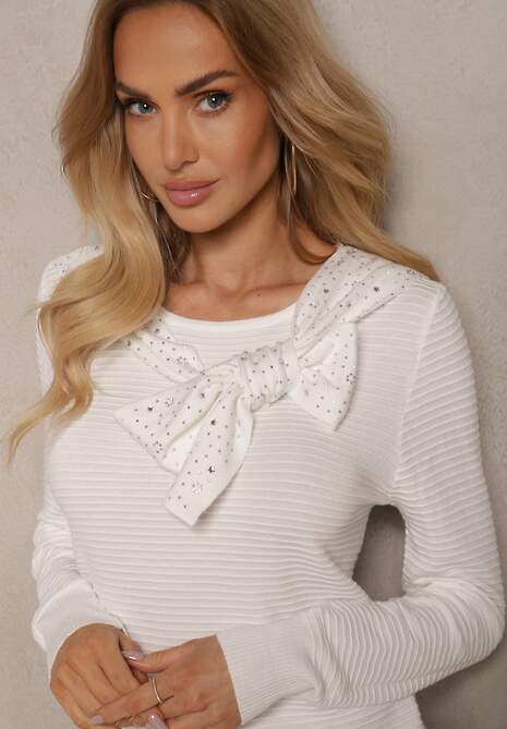 Biały Sweter z Prążkowanej Dzianiny z Wiskozą Ozdobiony Cyrkoniami i Wiązaniem Tintorinae