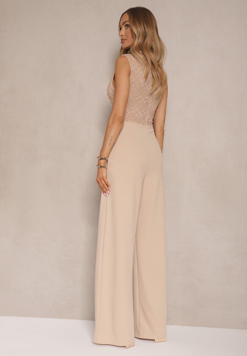 Jasnobeżowy Kombinezon z Prostymi Nogawkami z Metalową Ozdobą w Talii Lannrive