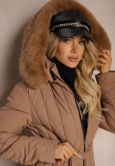Ciemnobeżowa Pionowo Pikowana Kurtka z Kapturem z Futrzanym Wykończeniem i Wiązanym Paskiem Leozelle