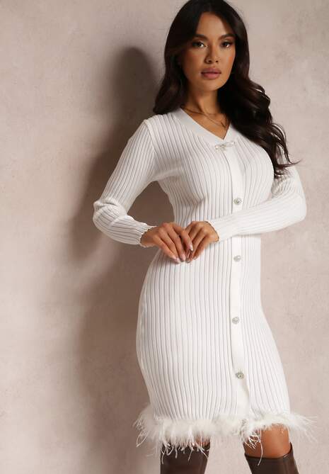 Biała Sukienka z Prążkowanej Dzianiny z Piórami Euryleia