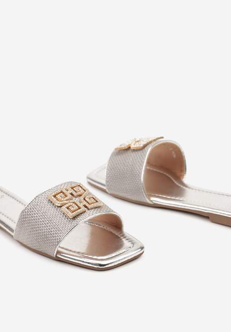 Srebrne Klapki z Płaską Podeszwą i Geometryczną Biżuteryjną Klamrą Naruma