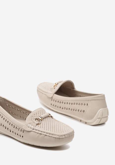 Beżowe Mokasyny Ażurowe z Metalową Aplikacją Carpasia