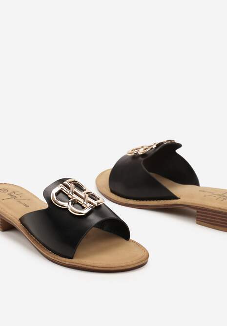 Czarne Klapki na Płaskiej Podeszwie z Metalową Aplikacją Tesamia