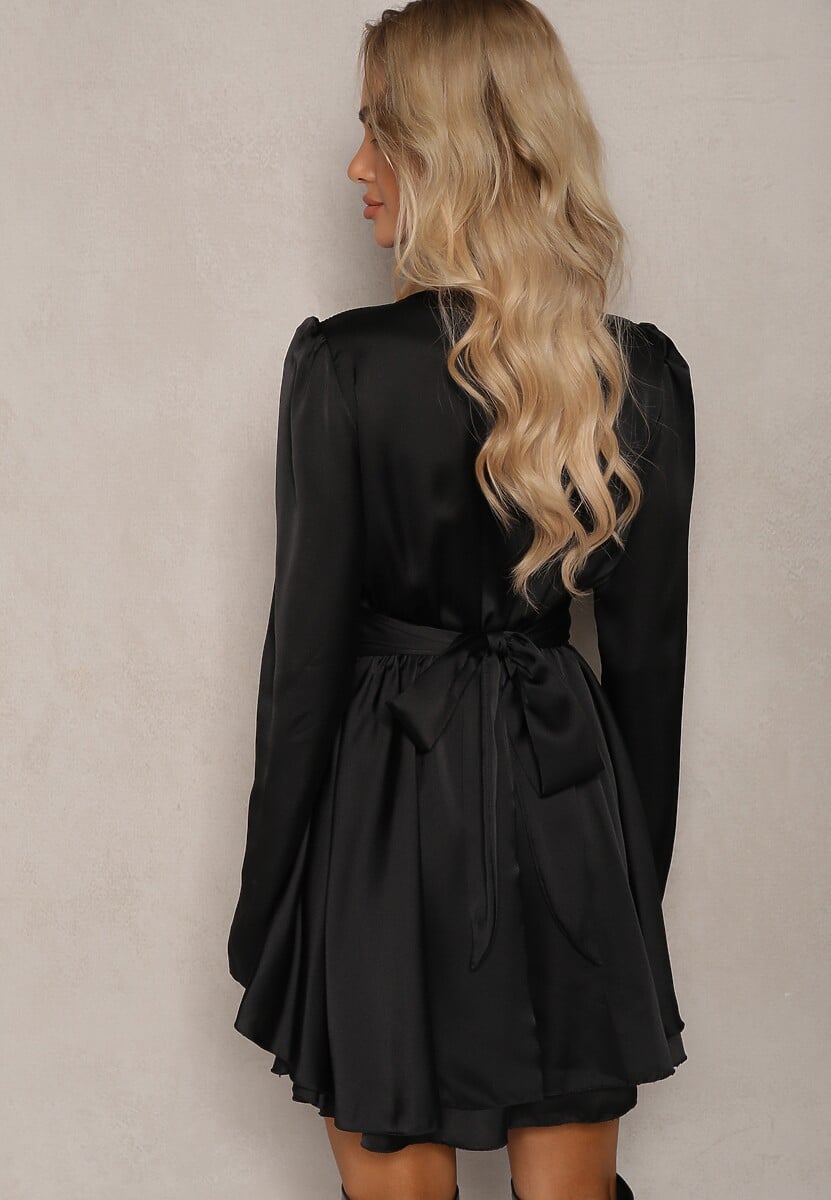 Czarna Satynowa Sukienka Mini z Falbankami i Paskiem z Tyłu w Talii Catriona