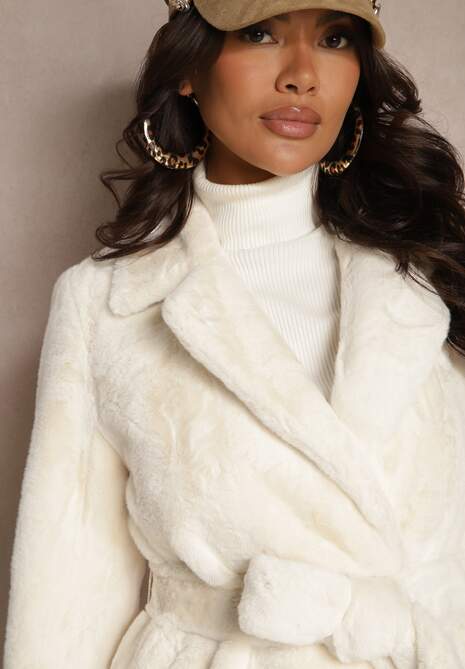 Jasnobeżowy Szlafrokowy Płaszcz Wiązany w Talii z Futerka Izalora