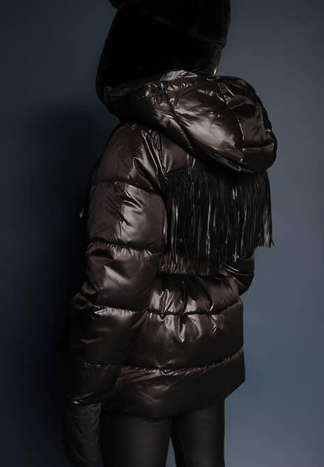 Czarna Kurtka z Kapturem i Marszczonym Paskiem Zdobiona Frędzlami i Pikowaniem Sanathra