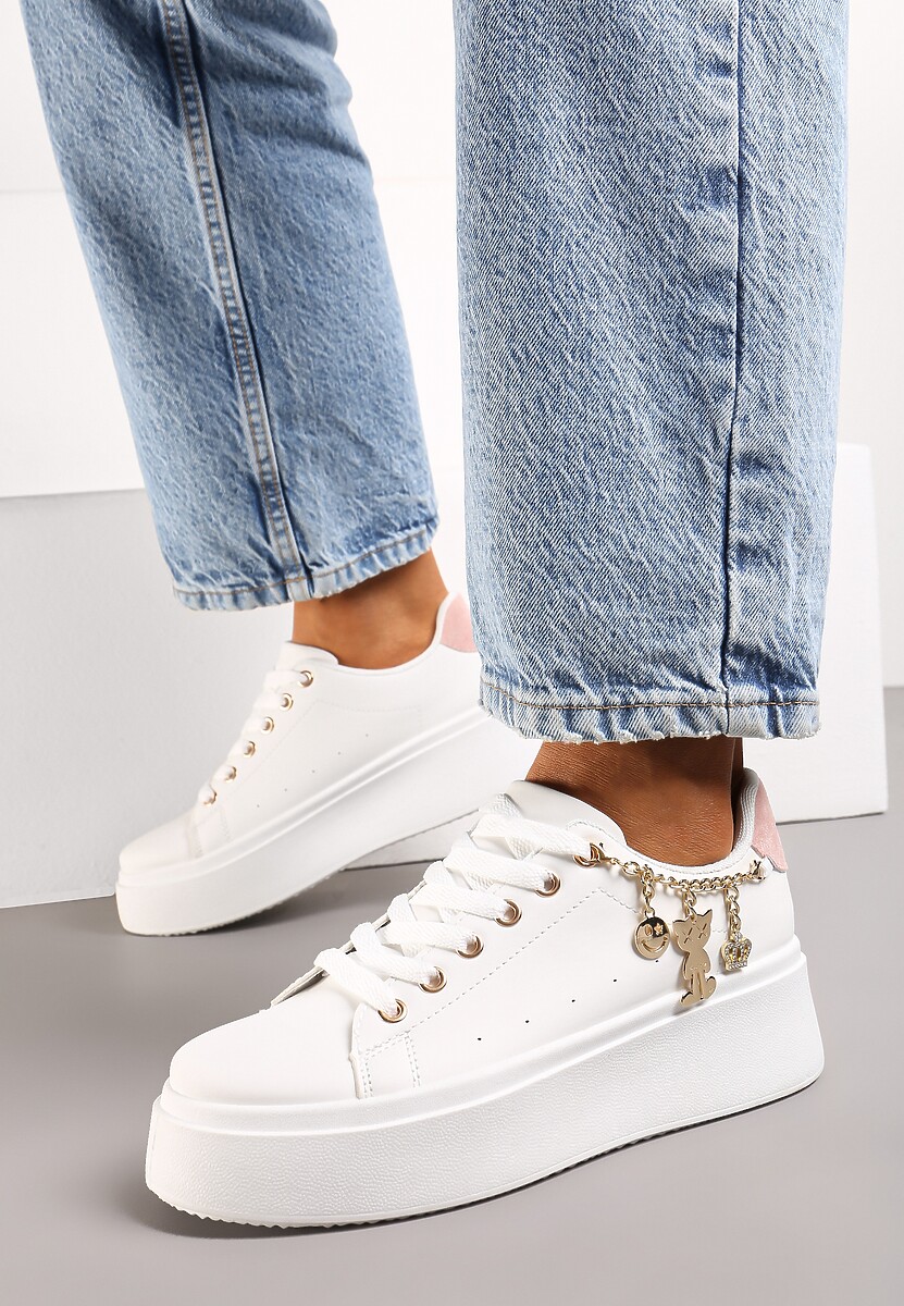 Biało-Różowe Sznurowane Sneakersy z Ekoskóry na Platformie z Łańcuszkiem i Zawieszkami Salvania