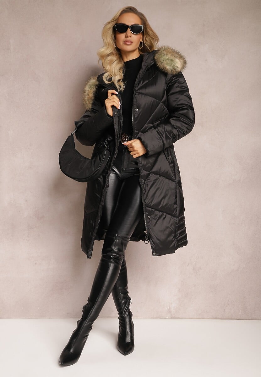 Czarna Pikowana Kurtka Płaszcz za Kolano i Kapturem z Futerkiem Demmia