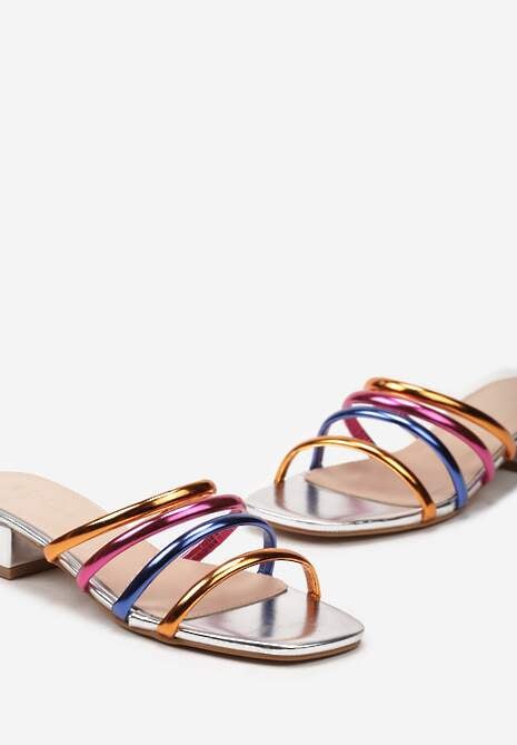 Srebrne Klapki Płaskie z Noskiem w Kwadrat i Ozdobnymi Paskami Darisaca