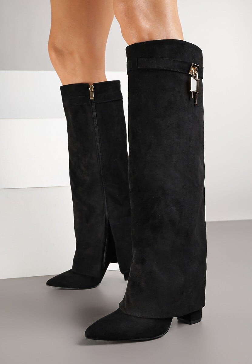 Czarne Kozaki na Słupku Ozdobione Metaliczną Kłódką i Wywiniętą Cholewką Lattorea