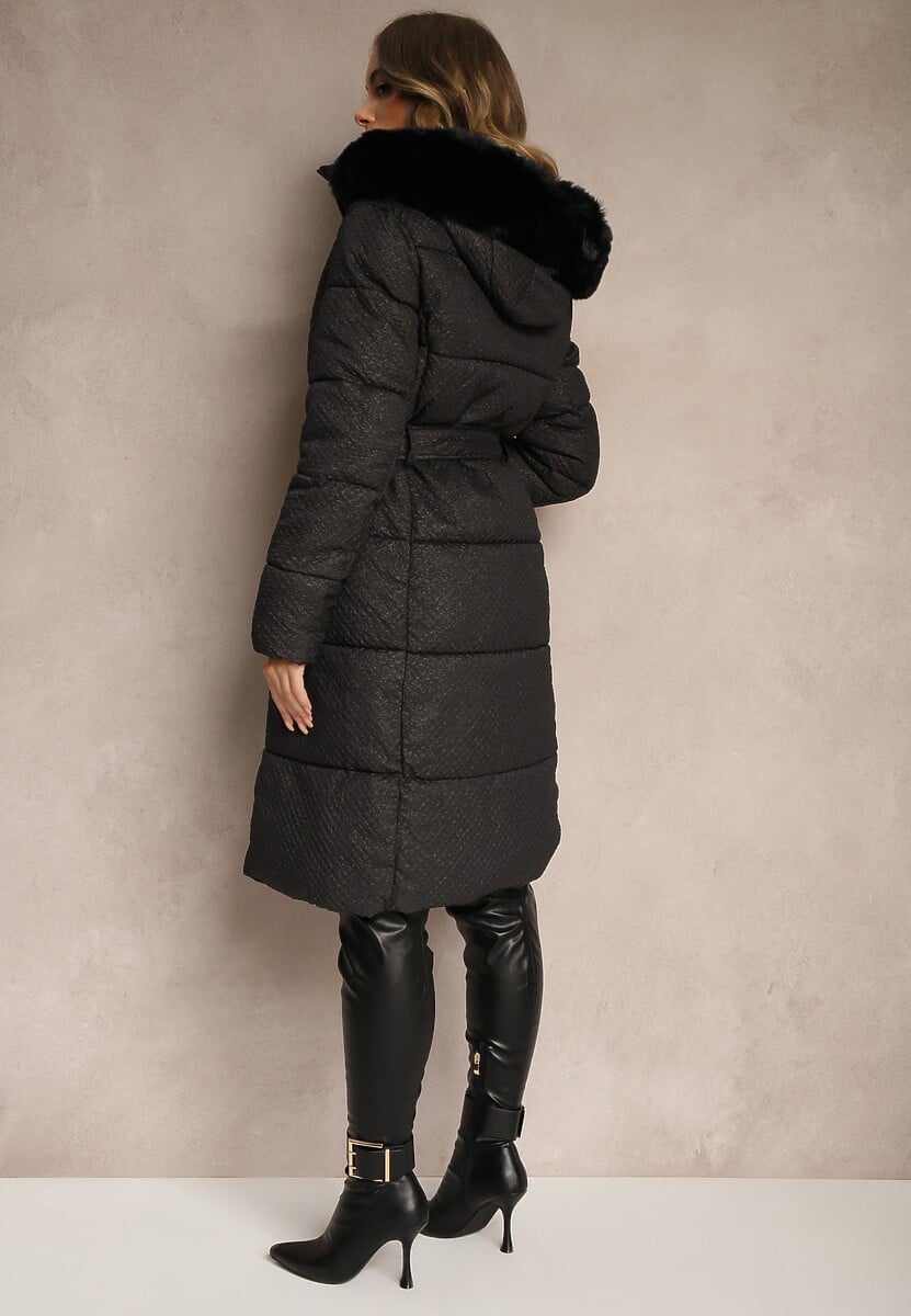 Czarna Kurtka z Pikowanymi Przeszyciami i Kapturem Zdobiona Tłoczeniami i Paskiem Ediara