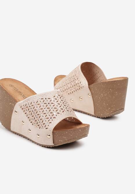 Beżowe Klapki na Koturnie z Nitami i Ażurową Cholewką Risalette
