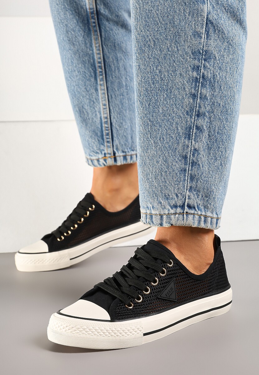 Czarne Szydełkowe Trampki o Klasycznym Fasonie Vovessa