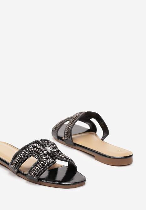 Czarne Klapki na Płaskiej Podeszwie Wykończone Cyrkoniami i Metalowymi Elementami Sanesstia