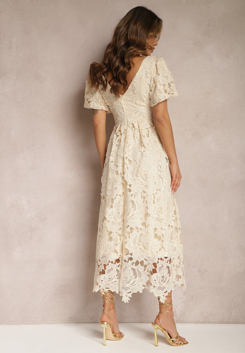 Jasnobeżowa Koronkowa Sukienka Koktajlowa z Głębokim Trójkątnym Dekoltem Wrenna