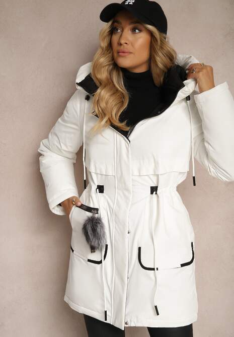 Biała Kurtka Parka ze Ściągaczami w Talii i Kapturem Zdobiona Zawieszką Zeriena