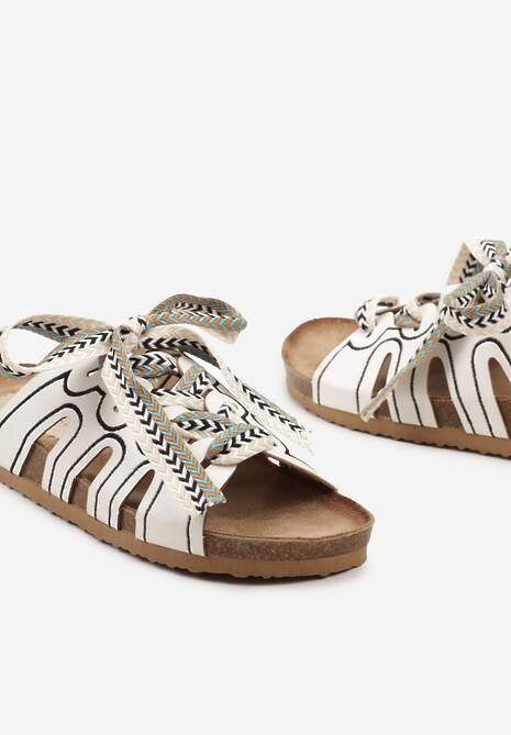 Białe Klapki na Niskiej Platformie z Ozdobną Sznurówką Tribia