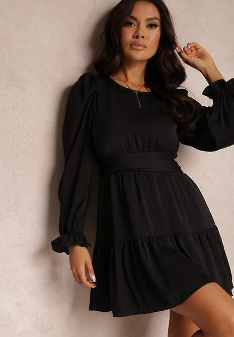 Czarna Sukienka Taliowana z Falbanami Casserona