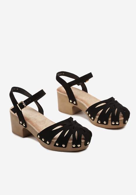 Czarne Sandały z Imitacji Zamszu na Słupku o Ażurowym Przodzie z Ozdobnymi Nitami Qanesi