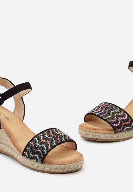 Czarne Sandały z Plecionką z Juty na Koturnie i Ozdobnie Wyszywanymi Paskami Etrapivia