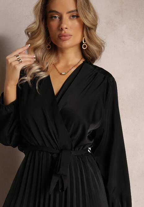 Czarna Maxi Sukienka z Plisowanym Dołem i Kopertowym Dekoltem Basila