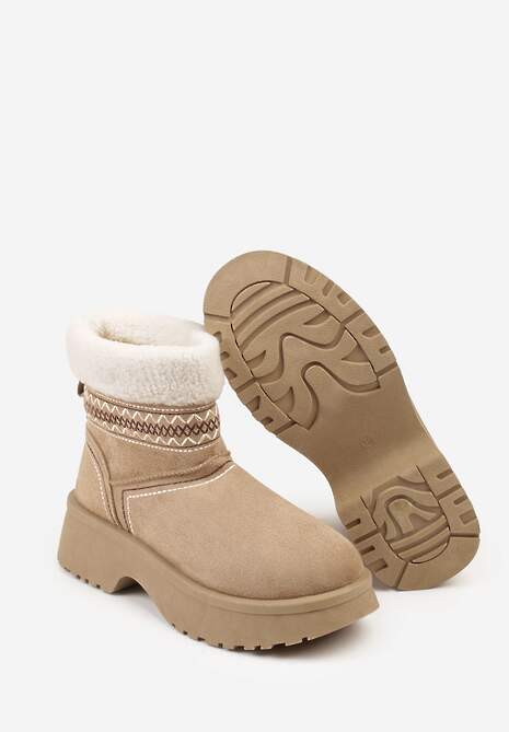 Ciemnobeżowe Krótkie Śniegowce Wsuwane z Haftem i Futerkiem przy Cholewce Miovadia