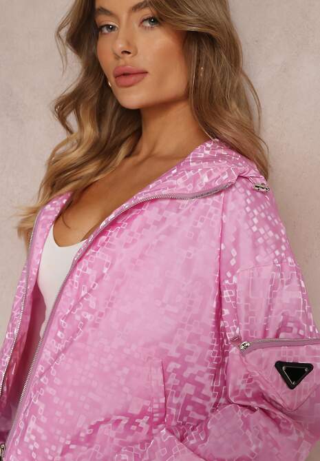 Różowa Kurtka z Zasuwaną Kieszonką na Rękawie i Nieodpinanym Kapturem Evarria