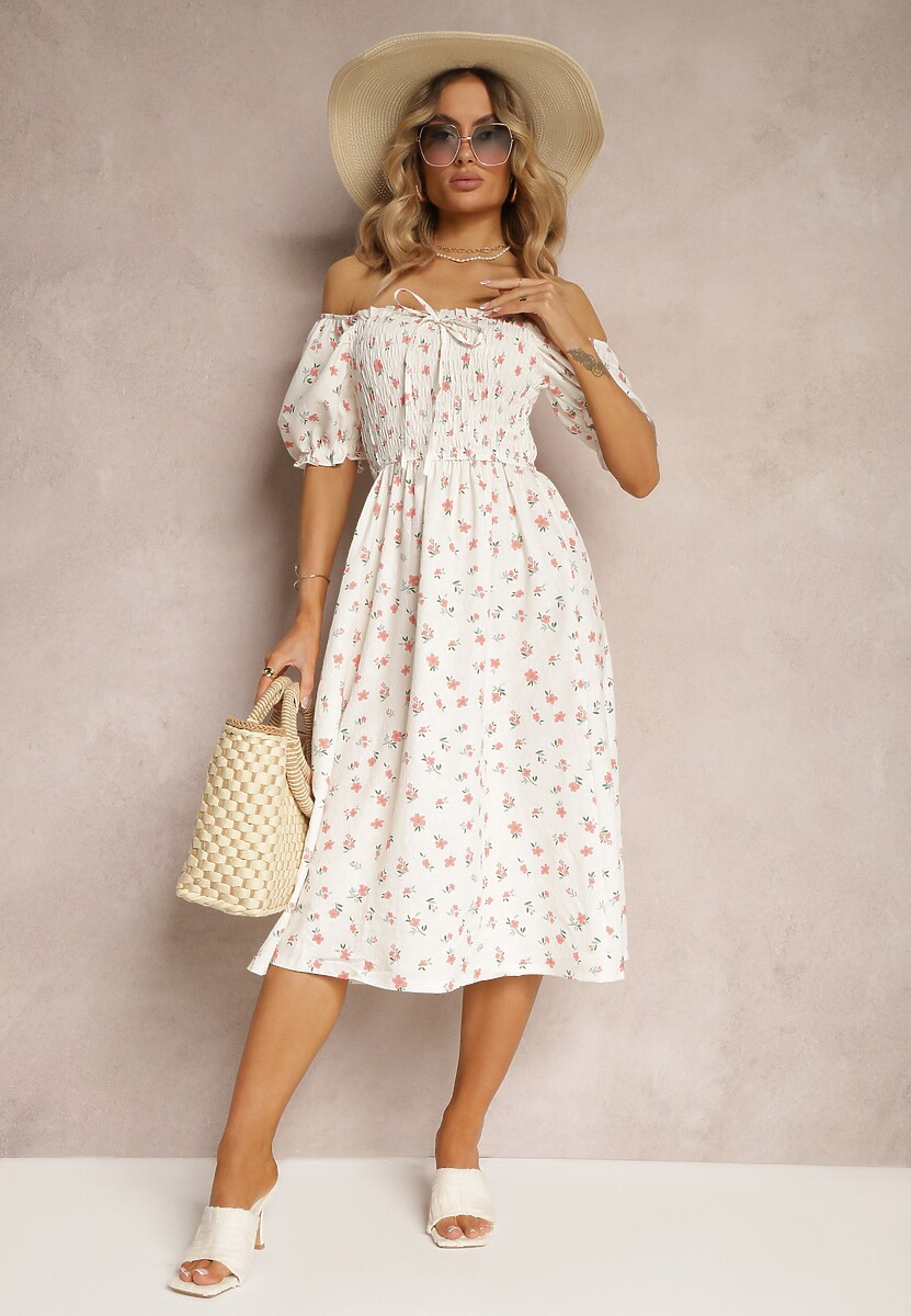 Biało-Różowa Kwiecista Sukienka Hiszpanka z Marszczonym Dekoltem i Falbanką Claperia