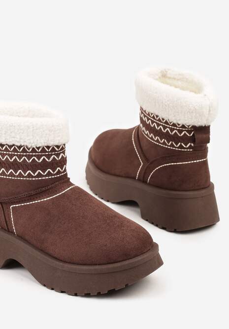 Brązowe Krótkie Śniegowce Wsuwane z Haftem i Futerkiem przy Cholewce Miovadia