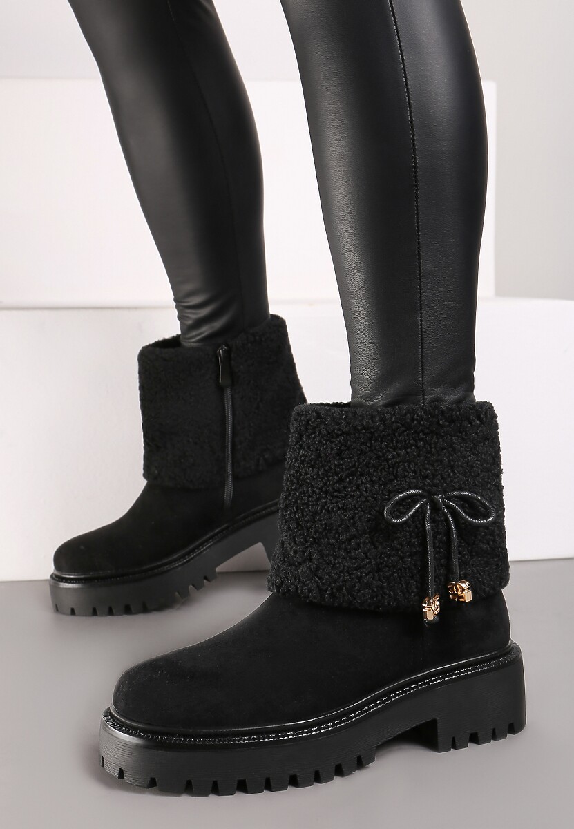 Czarne Futerkowe Botki na Grubej Podeszwie z Cholewką Imitującą Nogawkę z Kokardką Neralima