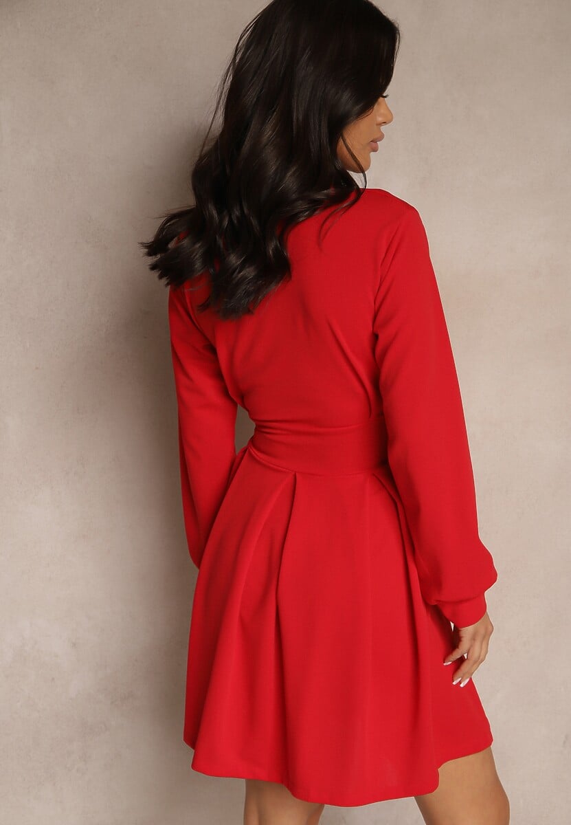 Czerwona Kopertowa Sukienka o Rozkloszowanym Kroju ze Wszytym Wiązanym Paskiem Nalin