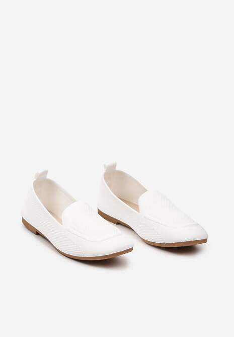 Białe Casualowe Mokasyny na Płaskiej Podeszwie Ozdobione Perforacją Klanesha