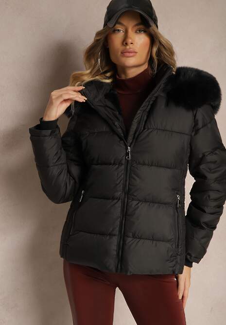 Czarna Kurtka z Kapturem Ozdobiona Pikowaniem Ściągaczami i Futerkiem Sintalia