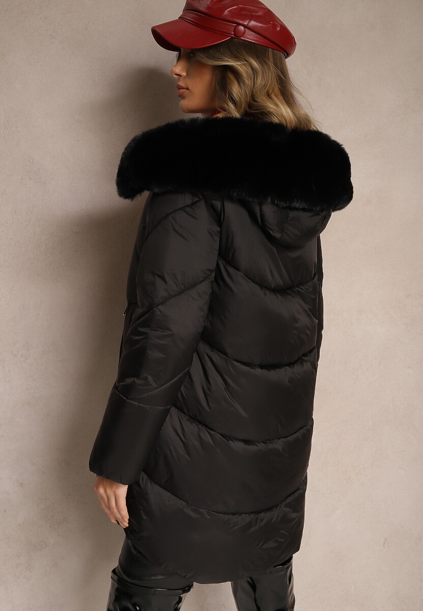 Czarna Kurtka z Pikowaniem i Dłuższym Tyłem Zdobiona Szerokim Kołnierzem z Futrem Rinnelis