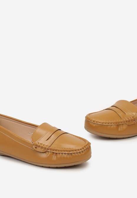 Brązowe Klasyczne Mokasyny z Minimalistycznym Paskiem i Przeszyciem Vilear