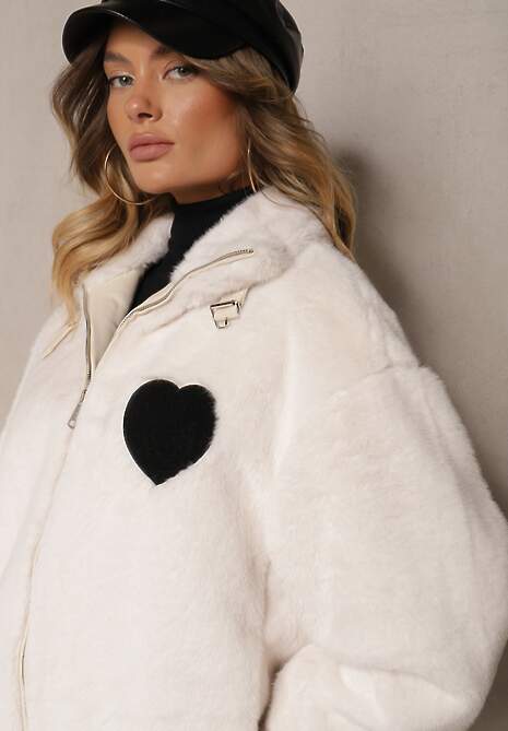 Jasnobeżowa Kurtka z Miękkiego Futerka Ozdobiona Naszytym Sercem Zozimara
