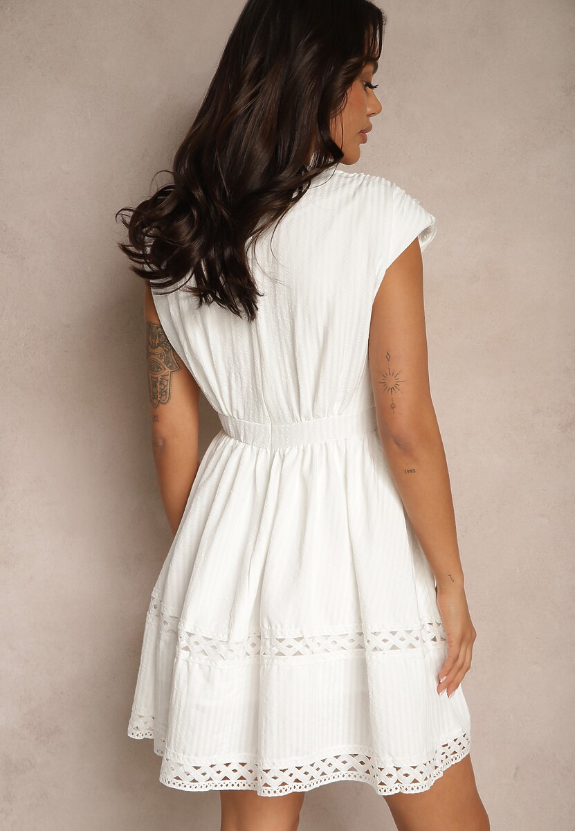 Biała Sukienka z Wiskozy i Bawełny z Perłami i Ażurowymi Wycięciami Zensemi