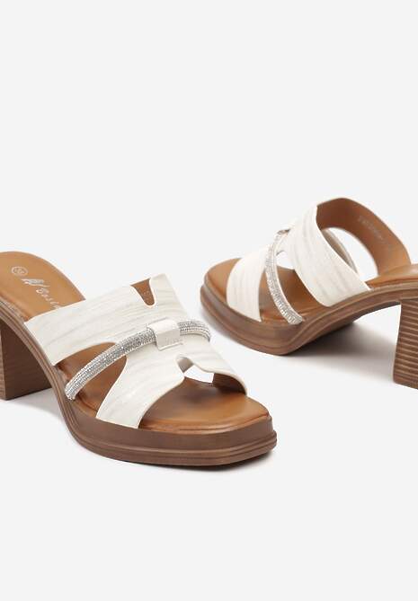 Białe Klapki Ozdobione Paskiem z Cyrkoniami na Słupku Robra